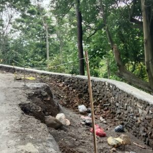 Bahu Jalan Tidak Ditimbun Proyek Jalan Cepoko – Ngiliran Bahayakan Pengguna Jalan