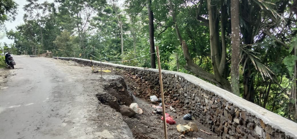 Bahu Jalan Tidak Ditimbun Proyek Jalan Cepoko – Ngiliran Bahayakan Pengguna Jalan