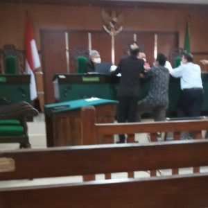 Dirut PT. IMSS Vs Vendor: Tergugat Menunjuk Arah Hakim, Menjelaskan Berkas Bukti Dirut PT. IMSS Vs Vendor: Tergugat Menunjuk Arah Hakim, Menjelaskan Berkas Bukti