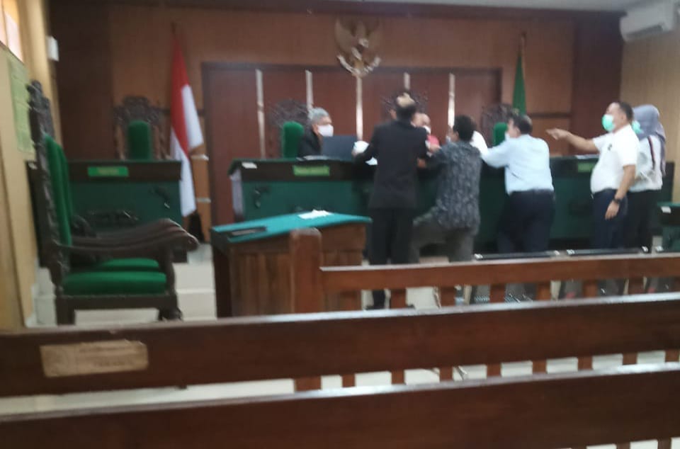 Dirut PT. IMSS Vs Vendor: Tergugat Menunjuk Arah Hakim, Menjelaskan Berkas Bukti