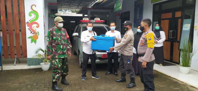 Distribusi Vaksin Sinovac Dikawal Tentara dan Polisi