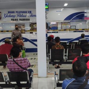 KRI Polres Pasuruan Terapkan Physical Distancing Pemohom SIM KRI Polres Pasuruan Terapkan Physical Distancing Pemohom SIM