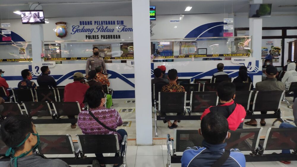 KRI Polres Pasuruan Terapkan Physical Distancing Pemohom SIM