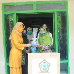 Makan Satu Piring Rame rame Potensi Tularkan Covid-19, Istri Bupati Pasuruan Bagikan Alat Mamin