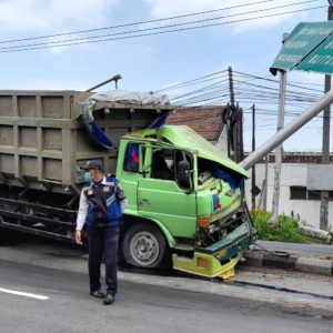 Rem Blong, Truk Tabrak Tiang Rambu Lalu Lintas