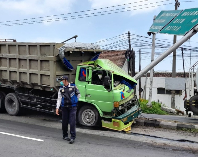 Rem Blong, Truk Tabrak Tiang Rambu Lalu Lintas