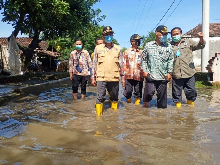 Pemkab Serahkan Bantuan Korban Banjir Jotangan-Mojosari