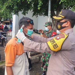 Tekan Penyebaran Covid-19, Polres Magetan Bagikan Masker pada Masyarakat