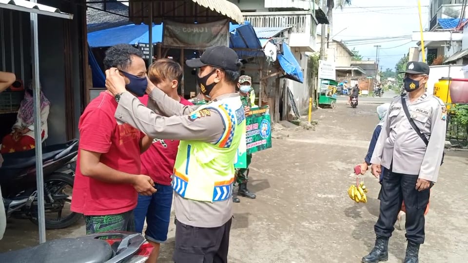 Polres Kediri Bagikan Ribuan Masker ke Masyarakat 