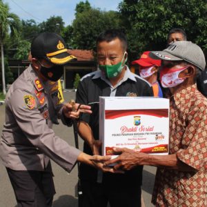 Kapolres Pasuruan Dan Ketua PWI Pasuruan Bagi Paket Sembako Kapolres Pasuruan Dan Ketua PWI Pasuruan Bagi Paket Sembako