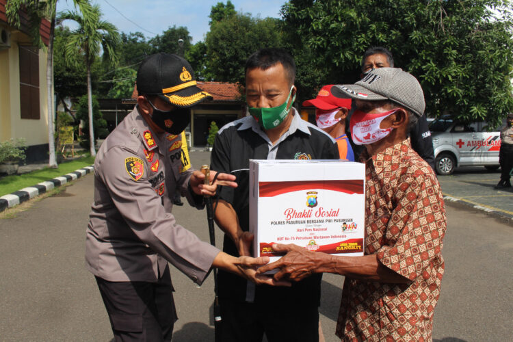 Kapolres Pasuruan Dan Ketua PWI Pasuruan Bagi Paket Sembako