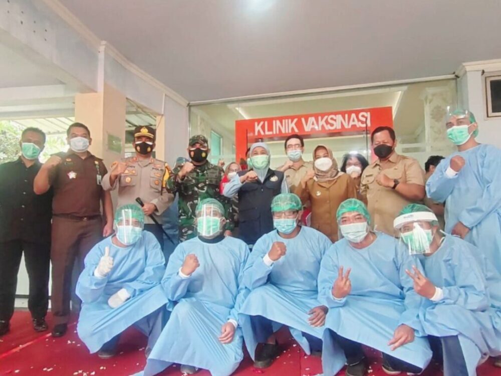 Khofifah & Ning Ita Resmikan Klinik Vaksinasi RSUD