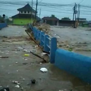 Banjir Bandang Terjang Pasuruan, 4 Rumah Hanyut, 2 Orang Terseret Arus Banjir Bandang Terjang Pasuruan, 4 Rumah Hanyut, 2 Orang Terseret Arus