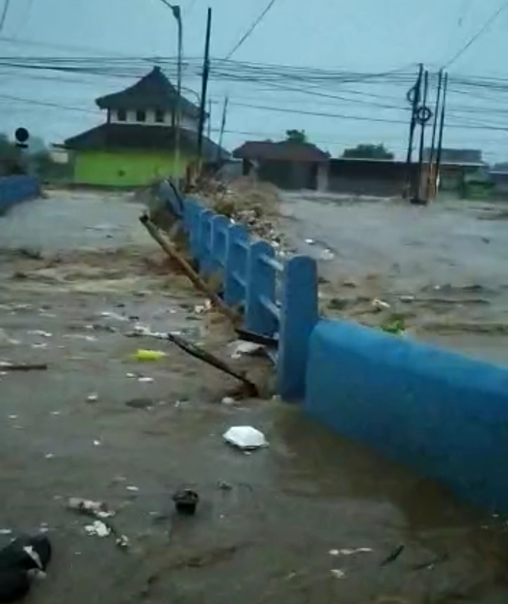 Banjir Bandang Terjang Pasuruan, 4 Rumah Hanyut, 2 Orang Terseret Arus