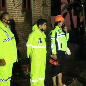 Kapolres Pasuruan Pimpin Evakuasi Dan Pencarian 2 Korban Hilang Terseret Arus Sungai Kembeng Kapolres Pasuruan Pimpin Evakuasi Dan Pencarian 2 Korban Hilang Terseret Arus Sungai Kembeng