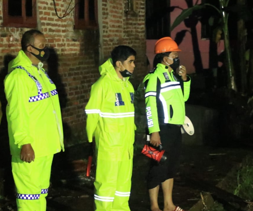 Kapolres Pasuruan Pimpin  Evakuasi Dan Pencarian 2 Korban Hilang Terseret Arus Sungai Kembeng