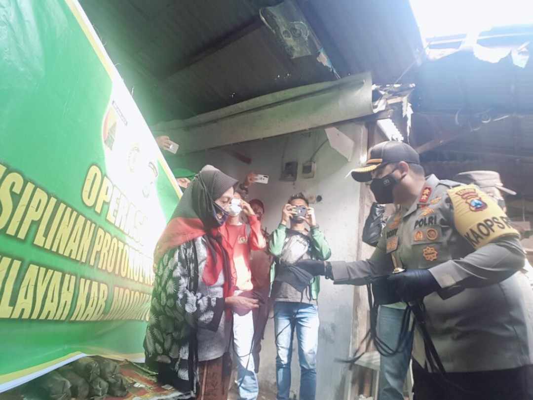 Pertahankan Zona Kuning, Aparat Mojokerto Bagikan Masker di Pasar