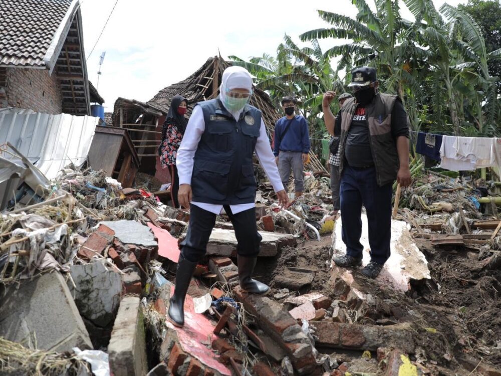 Banjir Pasuruan, Gubernur Takziah & Berikan Santunan Kepada Keluarga Korban