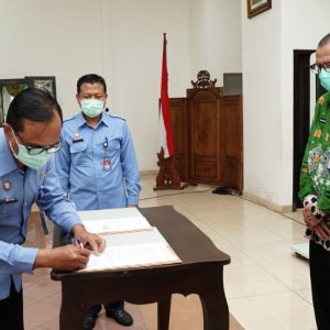 Dua Direktur Baru PDAM Lawu Tirta Magetan Tandatangani Kontrak Kerja Dua Direktur Baru PDAM Lawu Tirta Magetan Tandatangani Kontrak Kerja