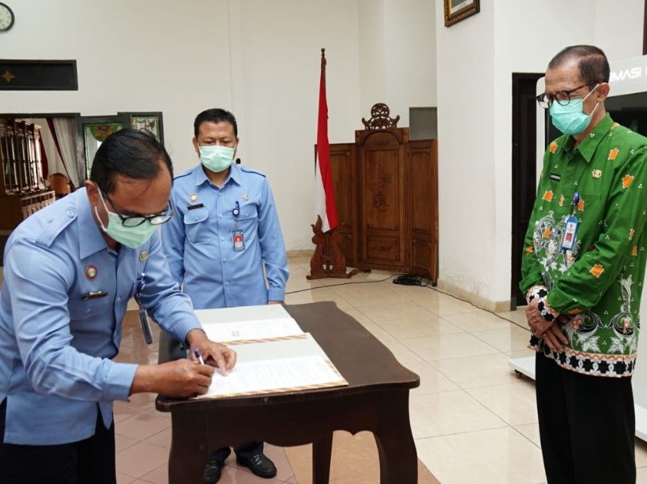 Dua Direktur Baru PDAM Lawu Tirta Magetan Tandatangani Kontrak Kerja
