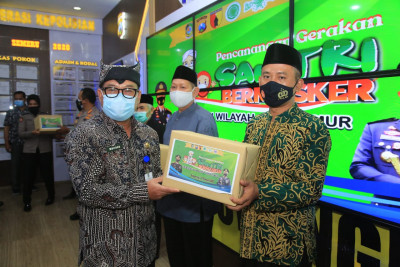 Pemkab Banyuwangi Dukung Santri Bermasker