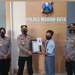 Kapolresta Madiun Beri Penghargaan Relawan Termuda, Fitria Jadi Imam & Pemulasaraan Jenasah Covid-19 Kapolresta Madiun Beri Penghargaan Relawan Termuda, Fitria Jadi Imam & Pemulasaraan Jenasah Covid-19