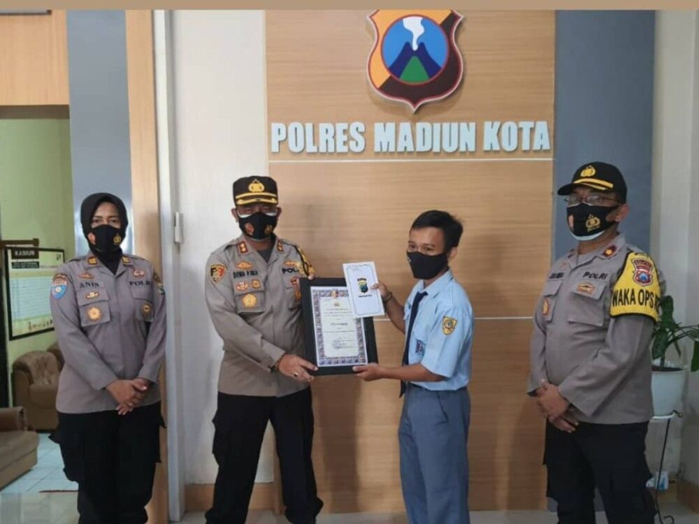 Kapolresta Madiun Beri Penghargaan Relawan Termuda, Fitria Jadi Imam & Pemulasaraan  Jenasah Covid-19