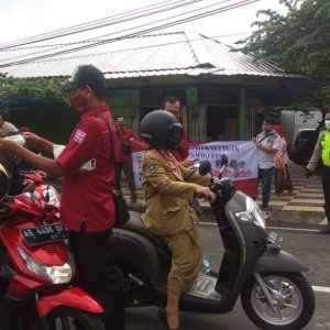 Wartawan Magetan Peringati HPN dengan Bagi Masker Untuk Pengendara Motor Wartawan Magetan Peringati HPN dengan Bagi Masker Untuk Pengendara Motor