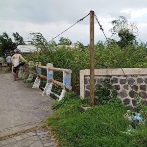 Tengah Sungai Wrati Dibuat Gowes, Warga Minta Pemerintah Hadir Tengah Sungai Wrati Dibuat Gowes, Warga Minta Pemerintah Hadir