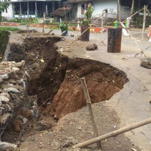 Dinas PUPR Magetan Segera Perbaiki Jalan Longsor Di Kebaran Dinas PUPR Magetan Segera Perbaiki Jalan Longsor Di Kebaran
