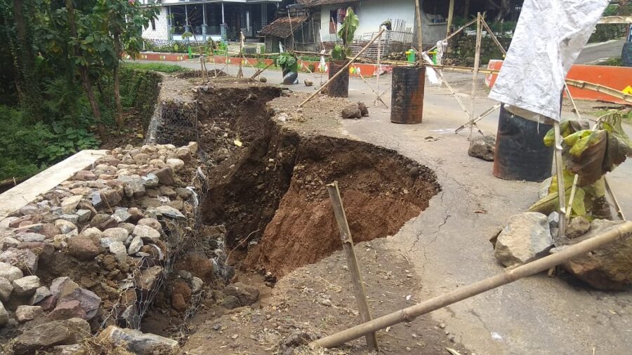 Dinas PUPR Magetan Segera Perbaiki Jalan Longsor Di Kebaran