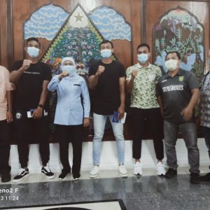 Pemain Timnas asal Persebaya Vaksin bersama Wartawan (Semoga segera Bangkit dan Berprestasi) Pemain Timnas asal Persebaya Vaksin bersama Wartawan (Semoga segera Bangkit dan Berprestasi)