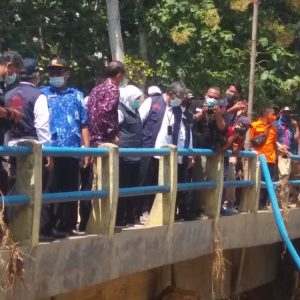 Gubernur Jatim Kunjungi Lokasi Banjir Magetan Gubernur Jatim Kunjungi Lokasi Banjir Magetan