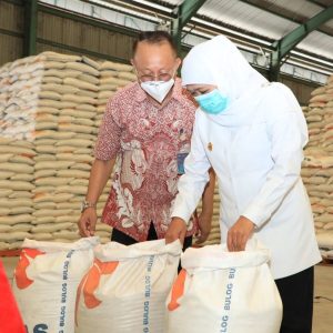 Gubernur Khofifah Minta Bulog Dan BUMN Tingkatkan Serapan Pembelian Beras Petani Gubernur Khofifah Minta Bulog Dan BUMN Tingkatkan Serapan Pembelian Beras Petani