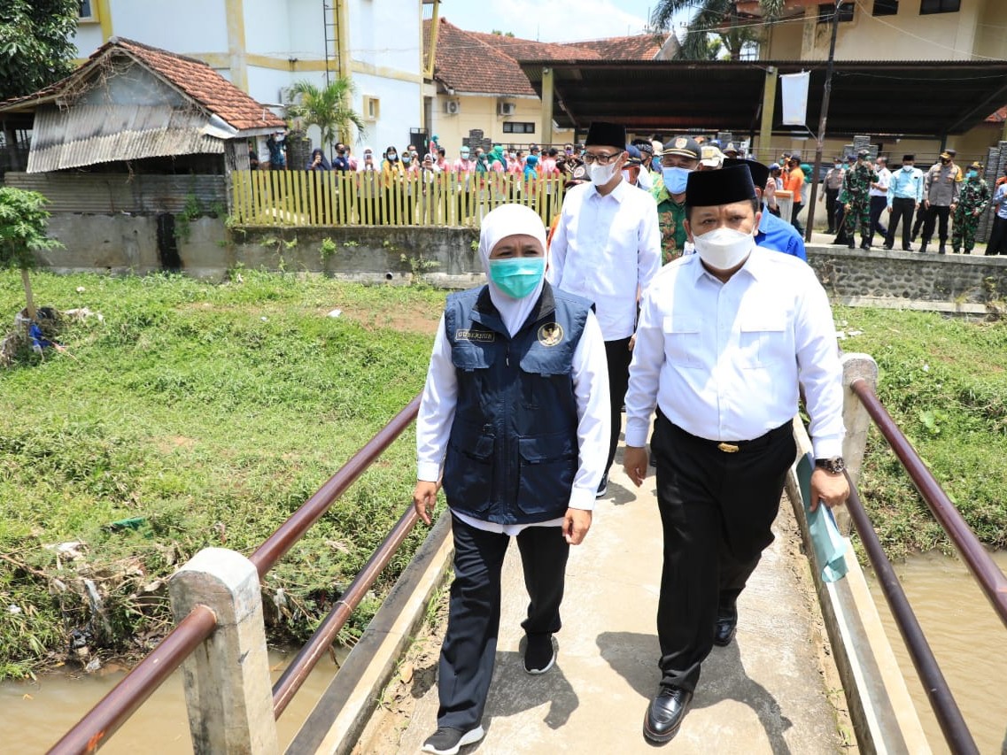 Usai Hadiri Sertijab Bupati Jember, Gubernur Tinjau Lokasi Banjir