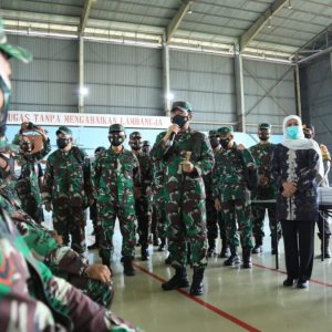 Panglima TNI dan Gubernur Tinjau Vaksinasi Bagi Anggota TNI Di Malang Panglima TNI dan Gubernur Tinjau Vaksinasi Bagi Anggota TNI Di Malang
