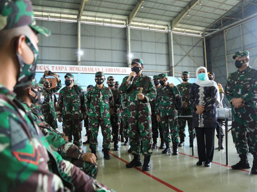 Panglima TNI dan Gubernur Tinjau Vaksinasi Bagi Anggota TNI Di Malang