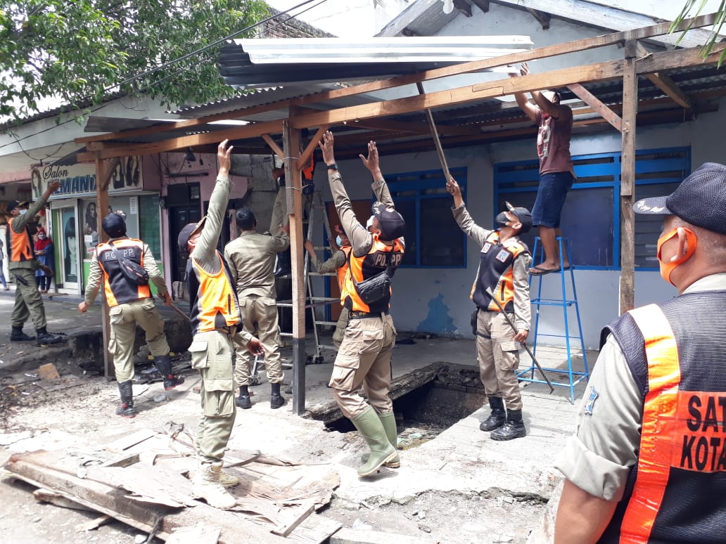 Puluhan Bangli di Atas Saluran Jetis Kulon Dibongkar