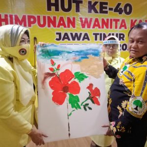 Anggota DPRD Surabaya Melukis “Bunga Sepatu” Didepan M. Sarmuji Anggota DPRD Surabaya Melukis “Bunga Sepatu” Didepan M. Sarmuji