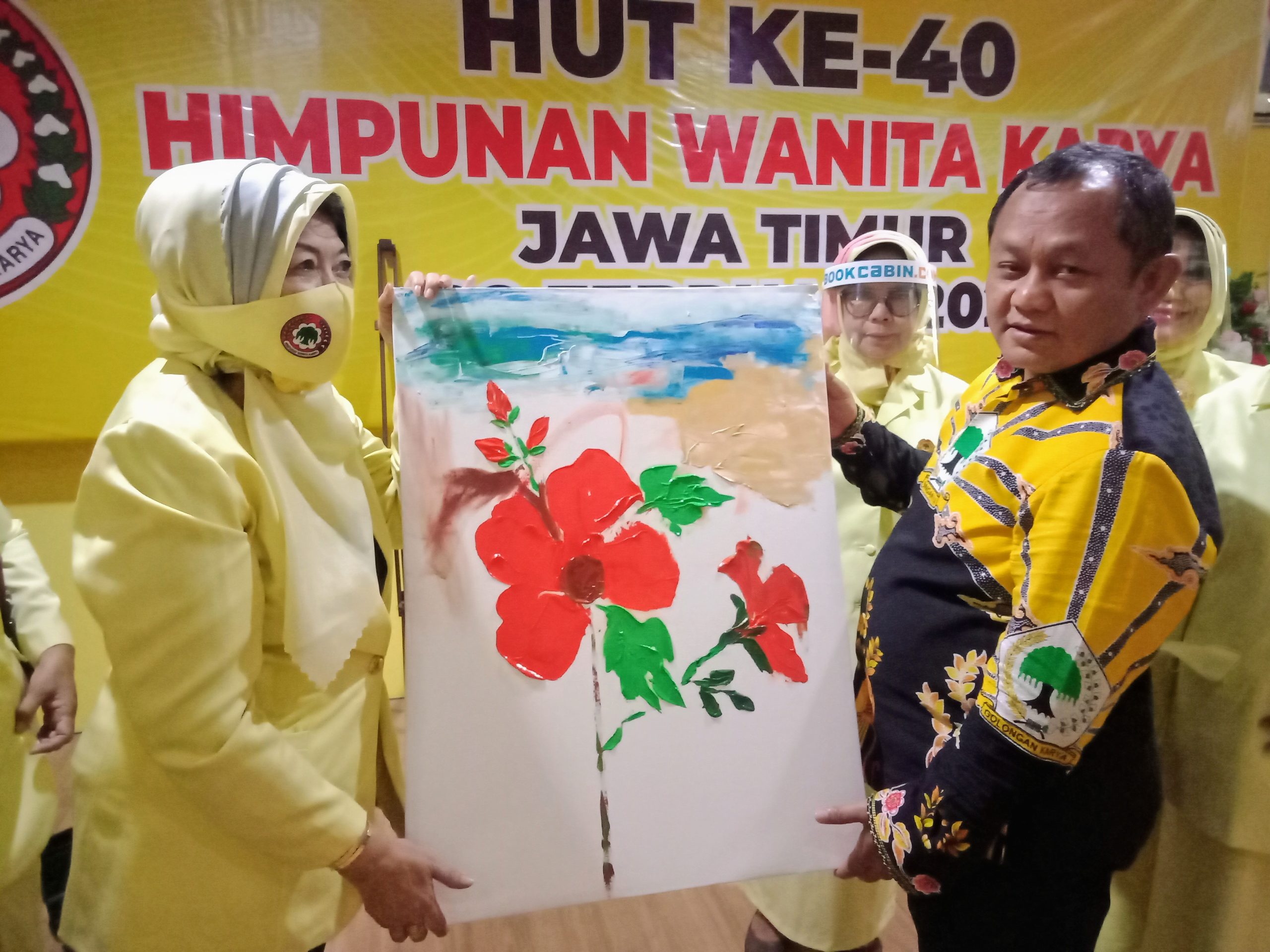 Anggota DPRD Surabaya Melukis “Bunga Sepatu” Didepan M. Sarmuji