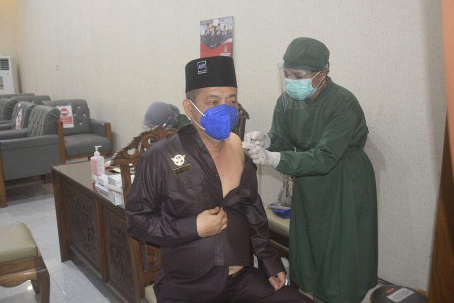 Pimpinan dan Anggota Dewan Beserta ASN Sekretariat DPRD Banyuwangi Jalani Vaksinasi Covid-19