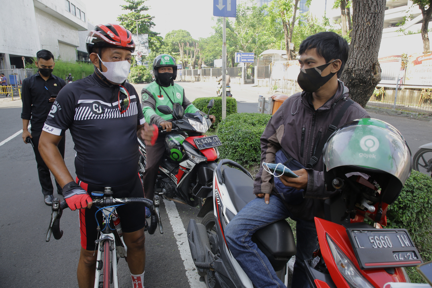 Armuji Mancal ke Balai Kota Sambil Bagikan Masker