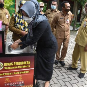 Bupati Mojokerto Ingin Pastikan Semua Memenuhi Standar Prokes Bupati Mojokerto Ingin Pastikan Semua Memenuhi Standar Prokes