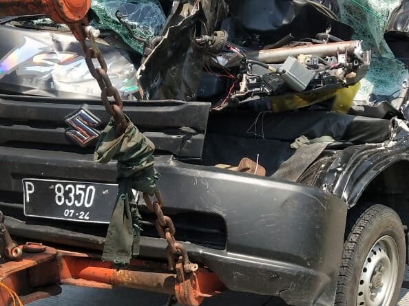 Diduga Ngantuk, PickUp Sasak Truk,1 Orang Tewas