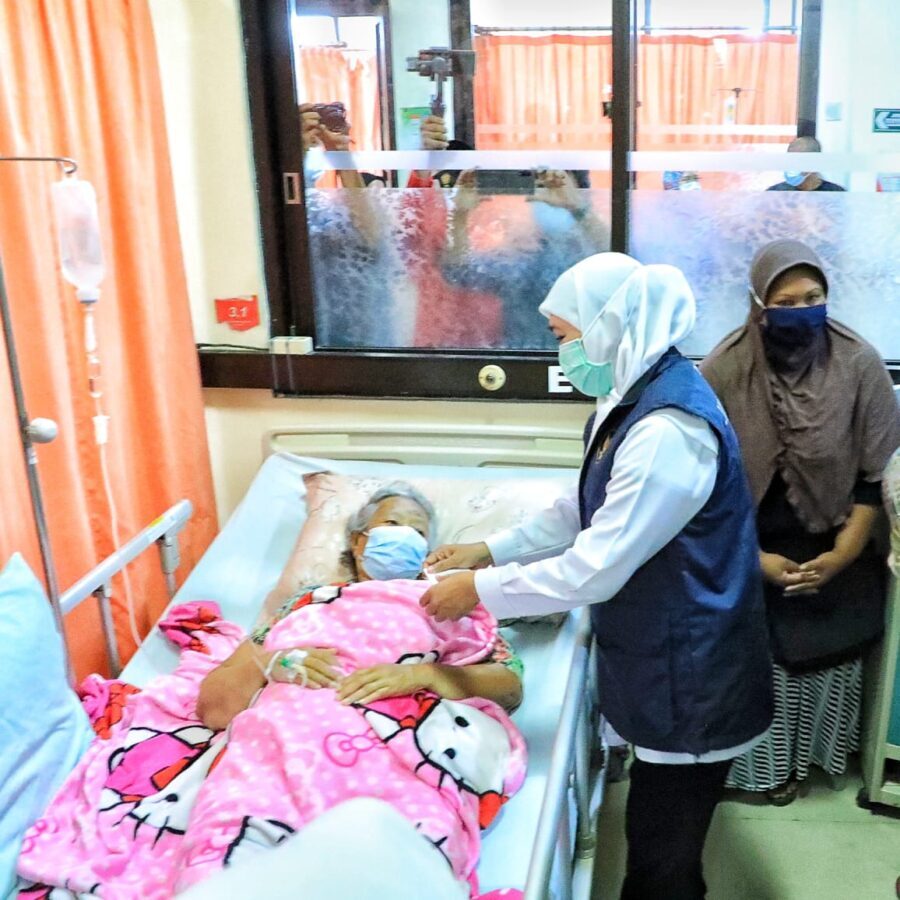 Gubrnur Khofifah Apresiasi Relawan Bantu Korban Bencana Meski Berpuasa Ramadhan