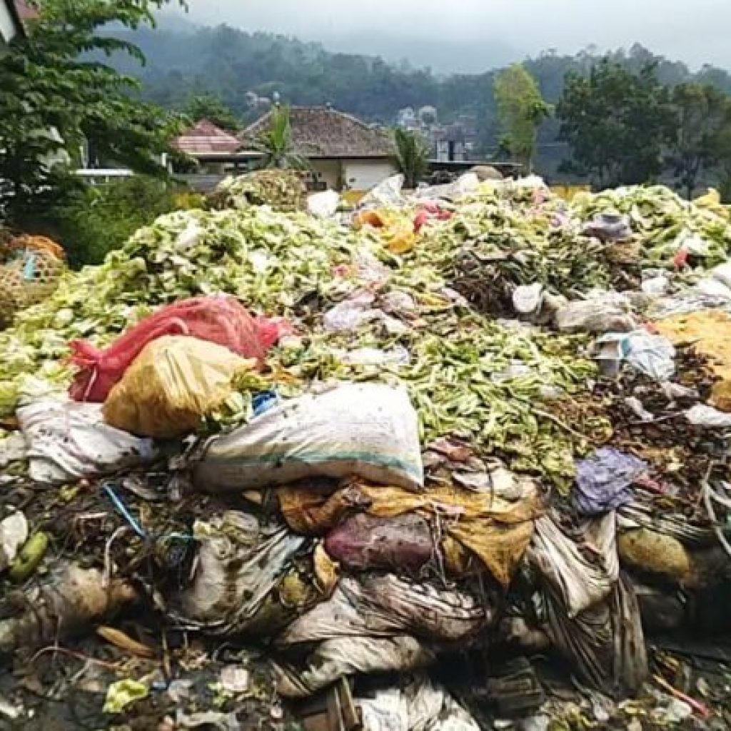 Di Magetan, Tumpukan Sampah Dikeluhkan Pedagang dan Pengunjung