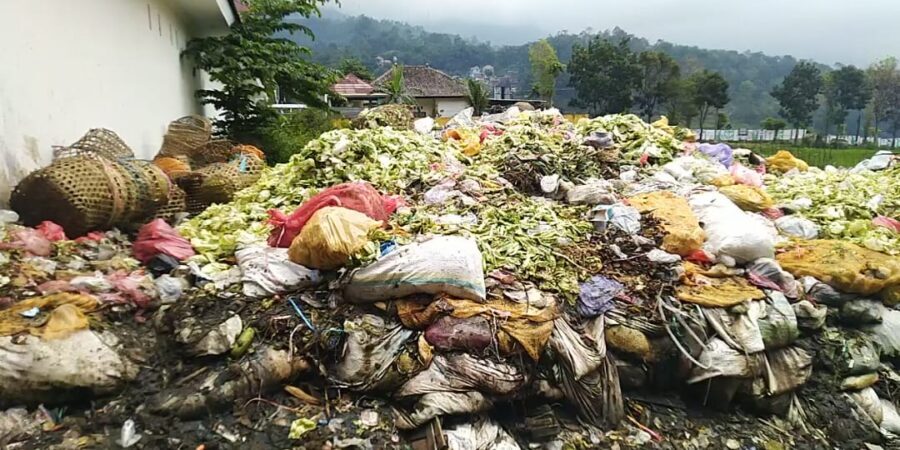 Di Magetan, Tumpukan Sampah Dikeluhkan Pedagang dan Pengunjung