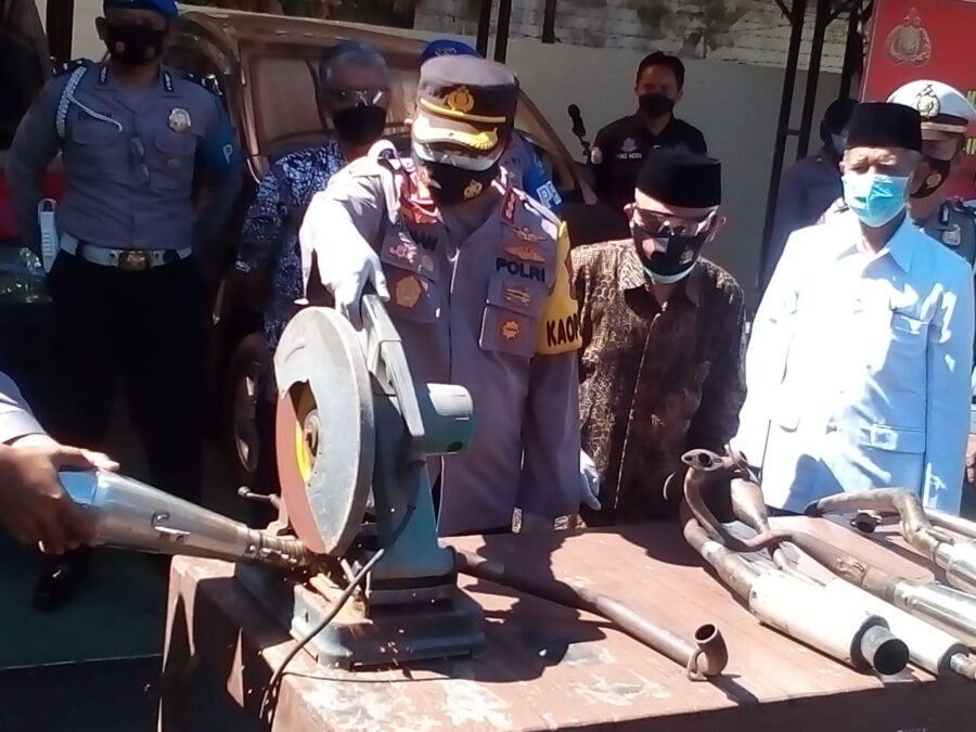 Bulan Ramadhan, Ribuan Miras Dan Knalpot Brong Dimusnahkan