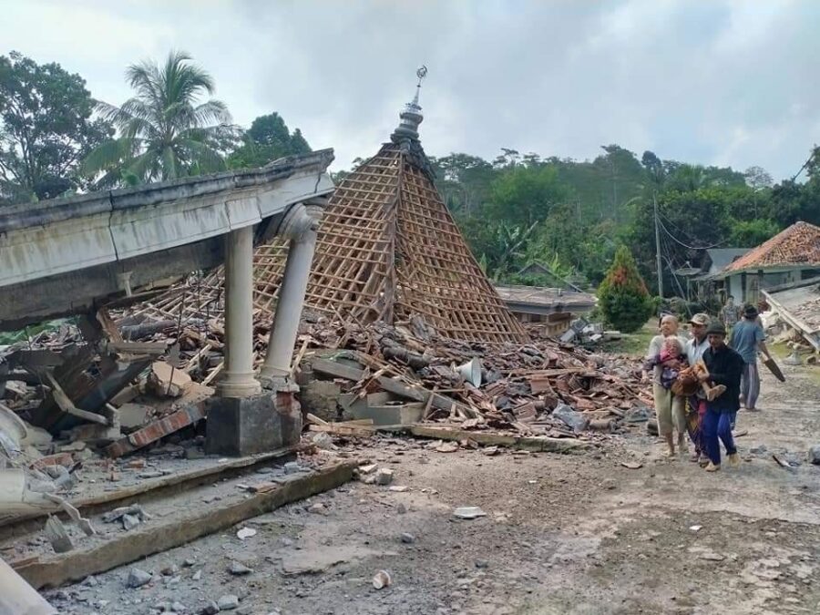 8 Orang Meninggal dan 990 Rumah Penduduk Rusak Akibat Gempa M 6,7 Di Jatim