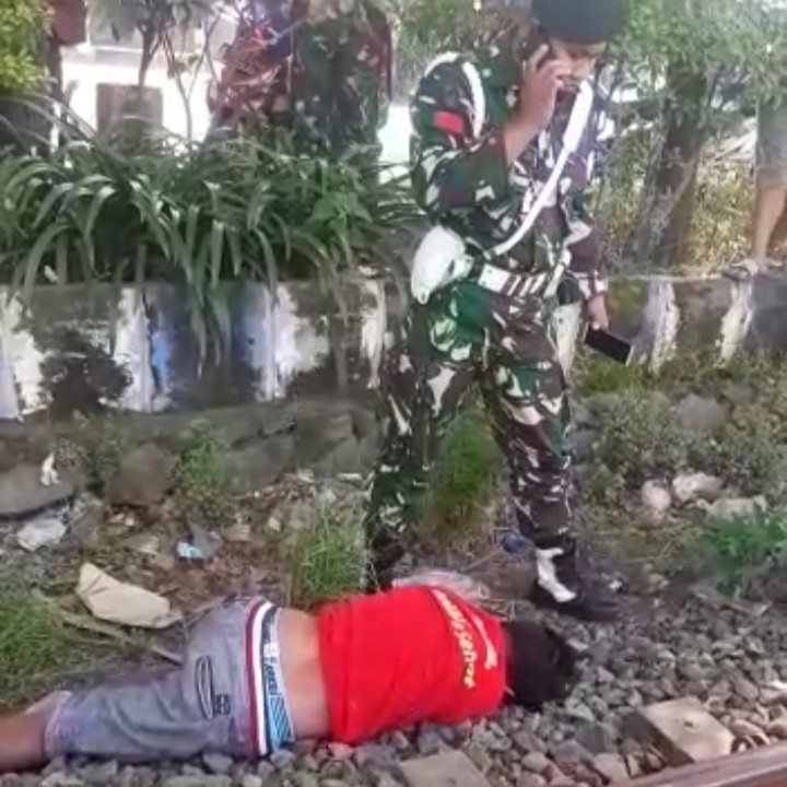 Terima Telepon di Lintasan KA, Warga Porong Tewas
